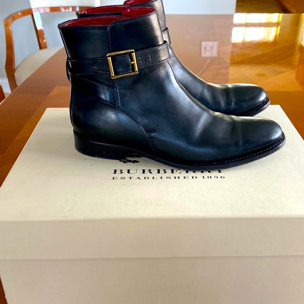 100% Authentic Burberry boots. Size 8